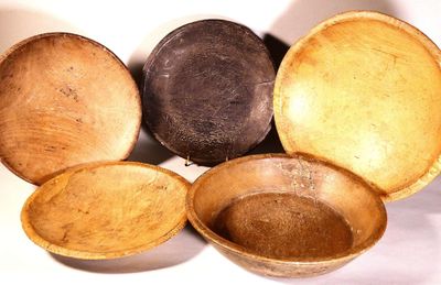 Quatre plateaux en bois aux caractéristiques de l’Inde et un…