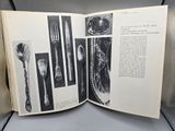un livre ouvert sur lequel figurent des images de cuillères et de fourchettes