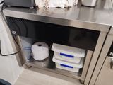 une cuisine équipée d'un plan de travail en inox et d'une poubelle