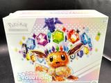 une boîte sur laquelle est posée une figurine de Pokémon