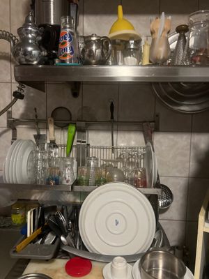 de nombreux plats et tasses sur le plan de travail de la cuisine