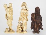 trois figurines en ivoire sculpté représentant des personnages et un enfant