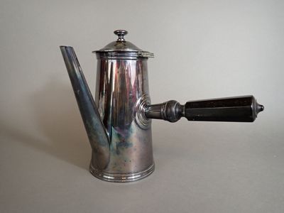 TISSIER. Importante verseuse en métal argenté à manche latér…