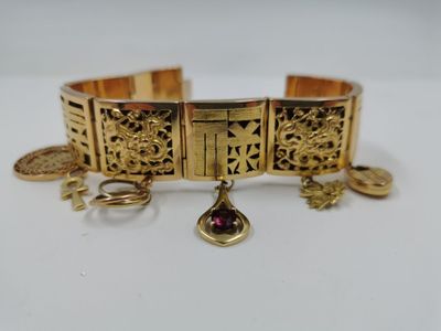 Un bracelet gourmette large souple à pampilles or 18 cts 66 …