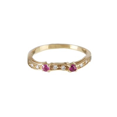 Gros plan sur une bague en or ornée de pierres roses