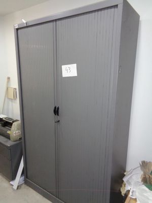 une grande armoire métallique dans un coin de la pièce