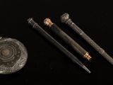 trois types différents d'objets métalliques sur une surface noire