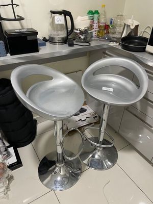 deux tabourets posés dans un coin de la cuisine