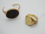 l'image d'une bague en or ornée d'une pierre noire