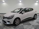 la voiture blanche est garée sur un carrelage à carreaux