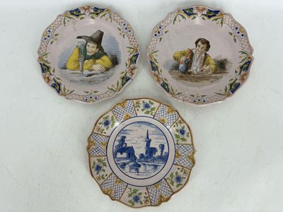 trois assiettes ornées de photos de personnes, posées sur un fond blanc