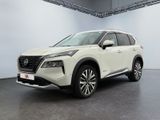 Un SUV Nissan blanc est garé dans une grande pièce.
