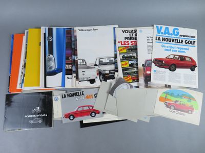 beaucoup de livres posés sur une table avec une voiture rouge