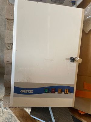 une photo d'un réfrigérateur blanc dans une pièce en cours de rénovation