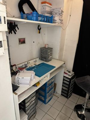 une pièce contenant un bureau, des étagères et une chaise