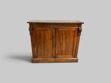 une armoire en bois munie d'une porte et d'un tiroir au-dessus
