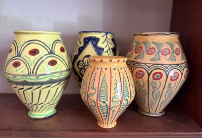 trois vases posés sur une étagère