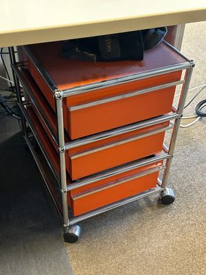 un bureau d'ordinateur sur lequel est posé un ordinateur portable