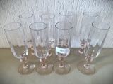 plusieurs verres à vin vides sont alignés sur une table