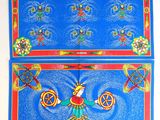 un tapis bleu et rouge sur lequel figure une femme en robe