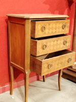 Petite commode sauteuse en bois de placage à 3 tiroirs. (photo 4)