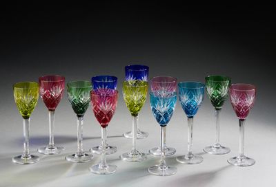 plusieurs verres à vin de couleurs différentes sont alignés