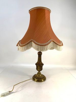 une photo d'une lampe de table surmontée d'un abat-jour rouge
