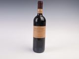 la bouteille de vin rouge est posée sur une surface blanche