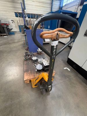 une image représentant une machine dans une usine, dotée d'une poignée en bois