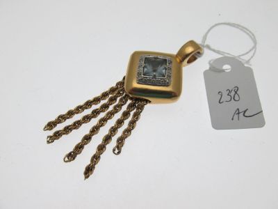 une photo d'un collier en or orné d'une pierre bleue