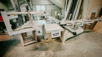une machine placée au milieu d'une pièce