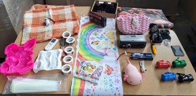matériel disposé sur une table pour un atelier de loisirs créatifs destiné aux enfants