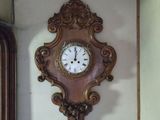 une horloge accrochée au mur dans un coin de la pièce