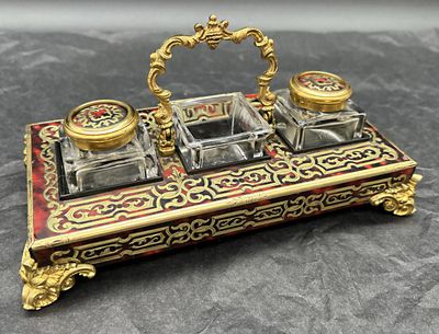 un ensemble de bureau doré et rouge surmonté d'un miroir