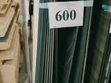 plusieurs piles de planches de bois empilées les unes sur les autres dans un entrepôt