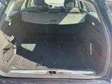 l'arrière d'une voiture avec le coffre ouvert et les sièges rabattus