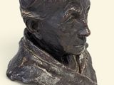 statue en bronze représentant une femme coiffée d'un chapeau