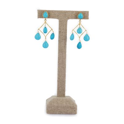 une paire de boucles d'oreilles ornées de pierres turquoise