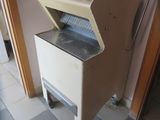 a machine that is sitting on the floor in a room