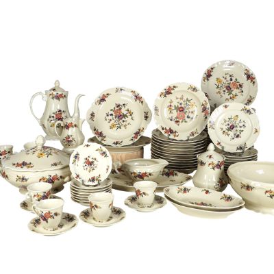 Il y a toutes sortes d'assiettes et de tasses sur cette table.