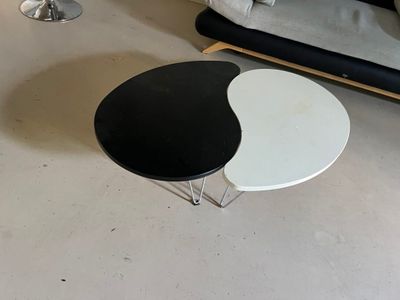 une table basse noire et blanche et un canapé noir et blanc