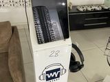 un vaste présentoir de lunettes dans un magasin