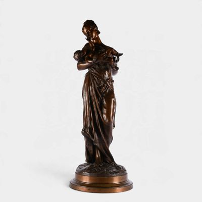 une statue en bronze représentant une femme tenant un bébé dans ses bras