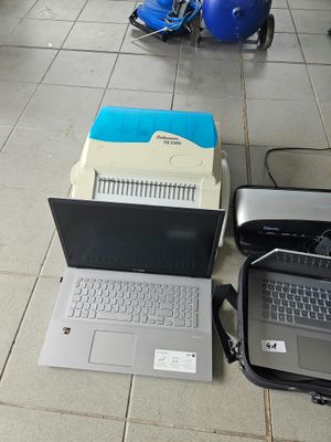 deux ordinateurs portables posés par terre l'un à côté de l'autre