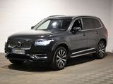 Le SUV Volvo est garé dans une grande pièce au sol carrelé en damier.