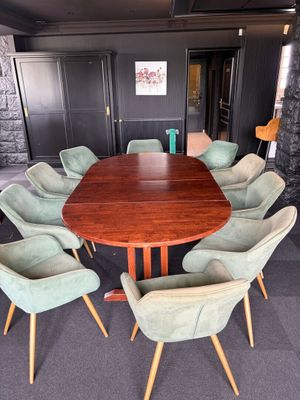 de nombreuses chaises disposées autour d'une table ronde dans une pièce