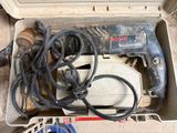 une boîte contenant des outils, posée par terre