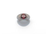 Gros plan sur une bague contenant une pierre rouge