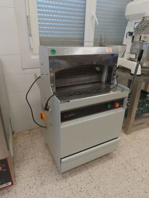 un appareil qui se trouve dans une cuisine, à côté d'un plan de travail