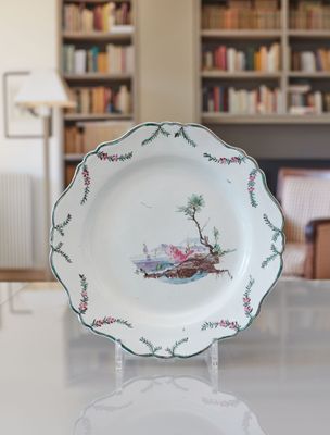 une assiette avec un oiseau posée sur une table